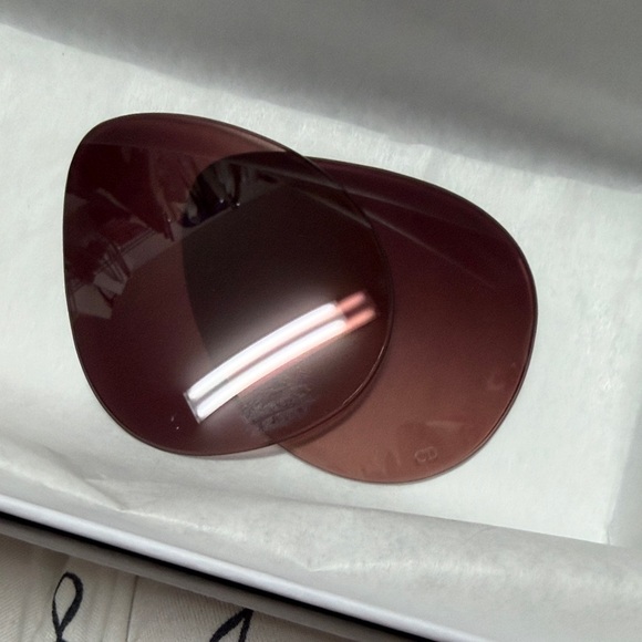 Dior Women's Sunglasses with Gold Frame and light brown Lenses - Picture 6 of 10